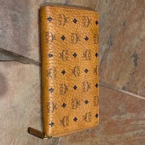 Beautiful like new MCM wallet visetos authentic